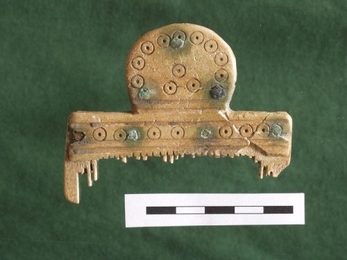 Germánský hřeben zhotovený z parohoviny a bronzových nýtů, Modrá, 3.–4. století