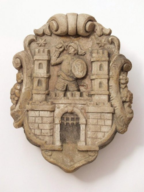 Znak města Uherské Hradiště z hořického pískovce; původní umístění neznámé, druhotně osazen na průčelí budovy Slováckého muzea.